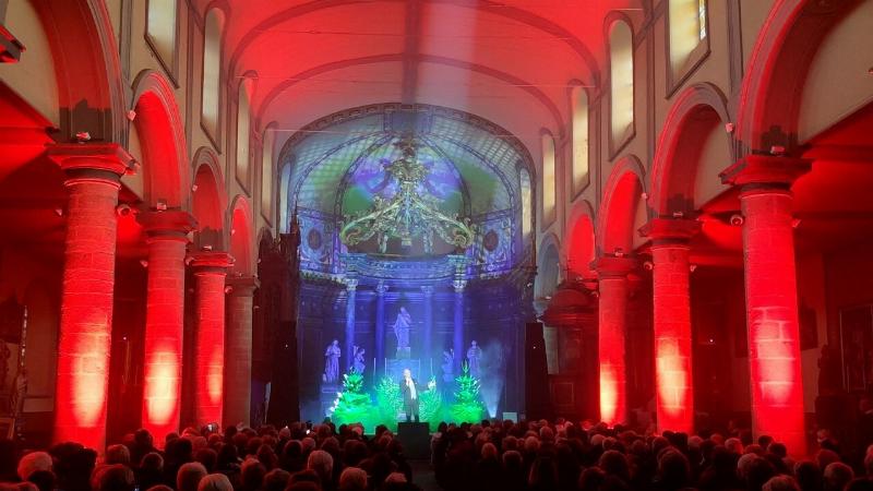 Ambiance féerique d’un concert de Noël dans une église historique de Paris 2024